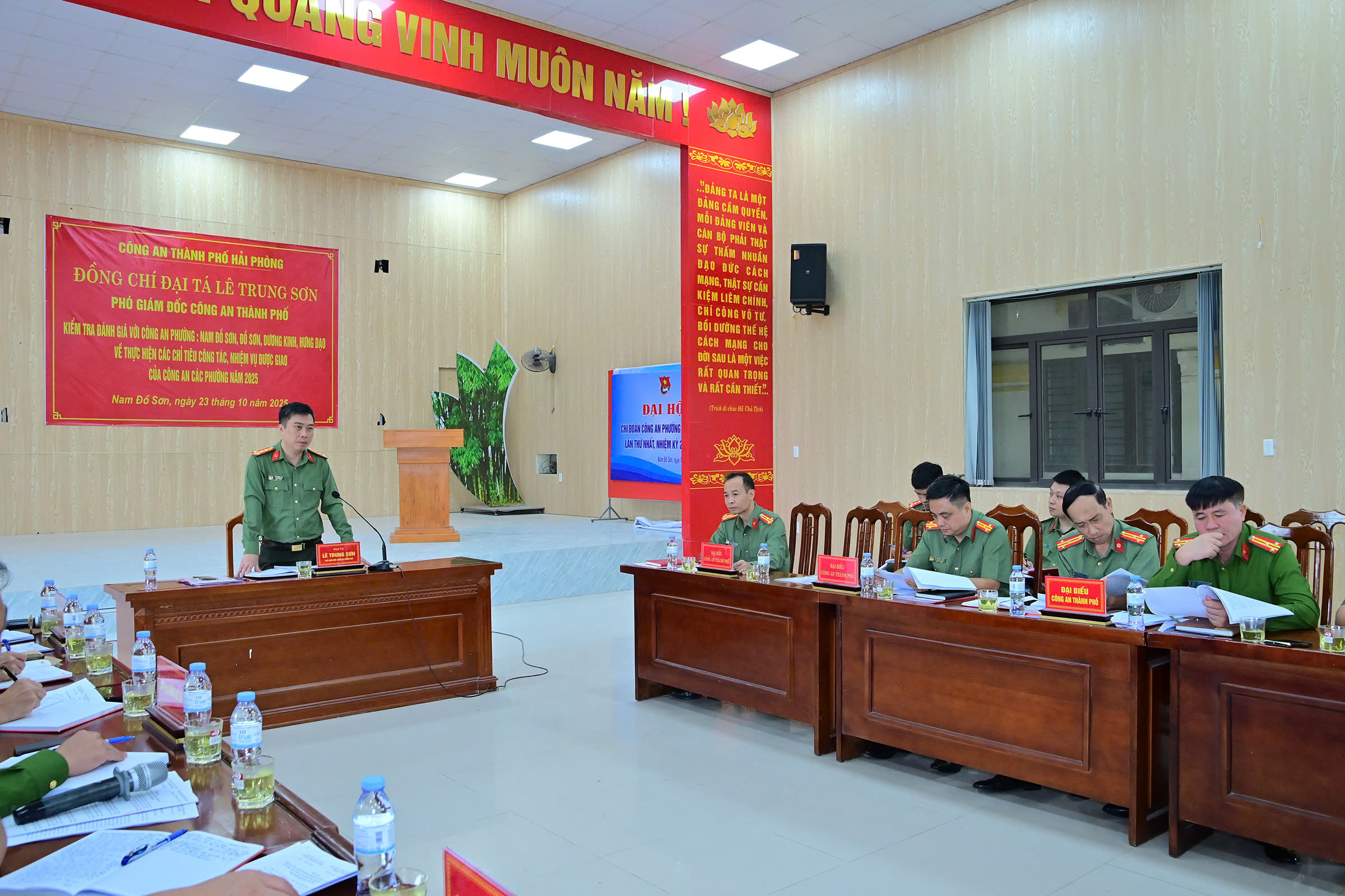 Đại tá Lê Trung Sơn, Phó Giám đốc CATP kiểm tra công tác 04 Công an phường